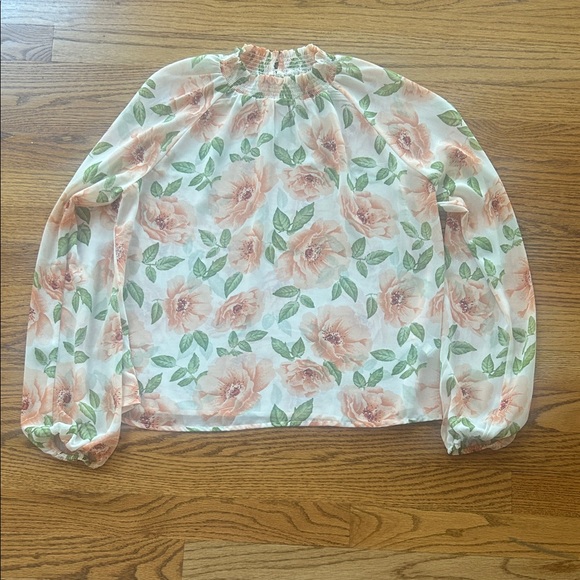 Forever 21 Tops - Forever 21 Contemporary Peach and White Floral Top Size Small